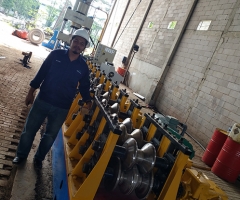 高速公路護(hù)欄成型機(jī)