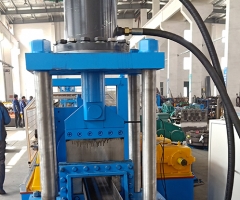 高速公路護(hù)欄成型機(jī)